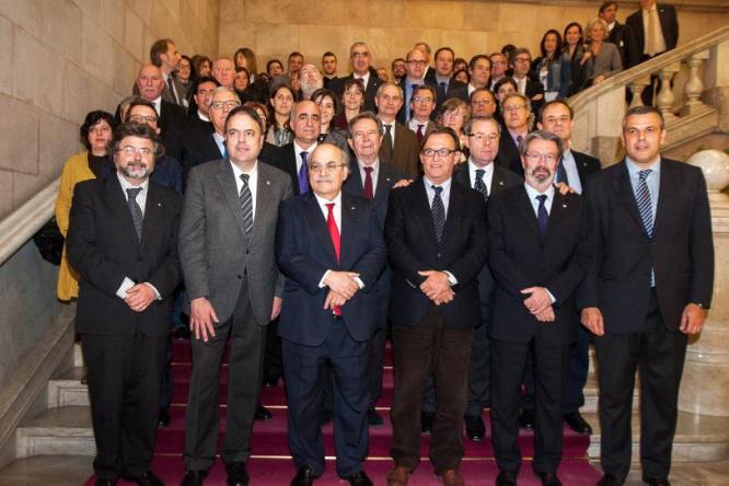 Representants de la UVic-UCC i polítics al Parlament de Catalunya,  el 30 de gener de 2014